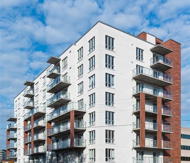 vue-ensemble-batiment-immeuble-revetement-aluminium-texture-bois