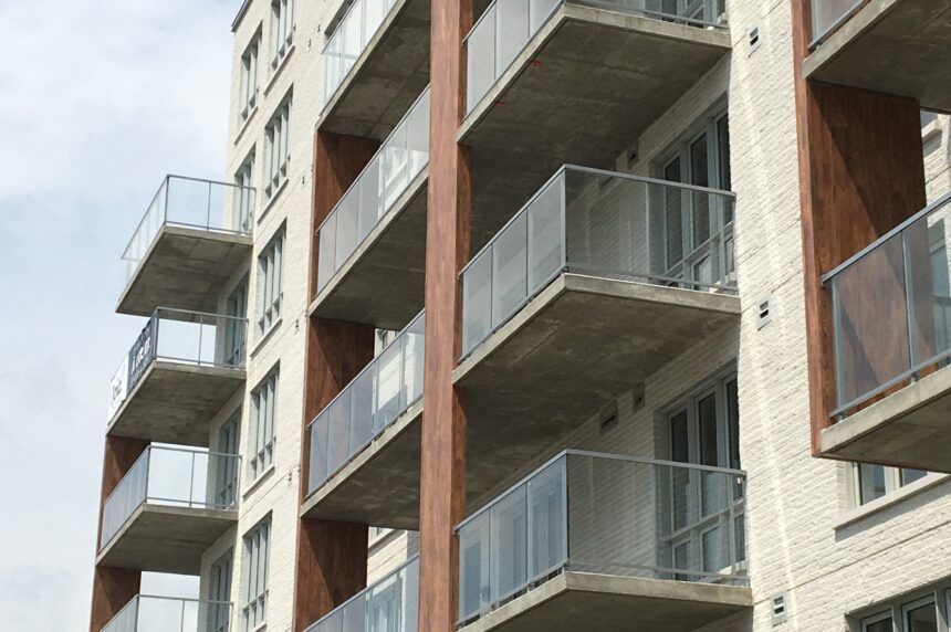 vue-ensemble-batiment-immeuble-revetement-aluminium-texture-bois