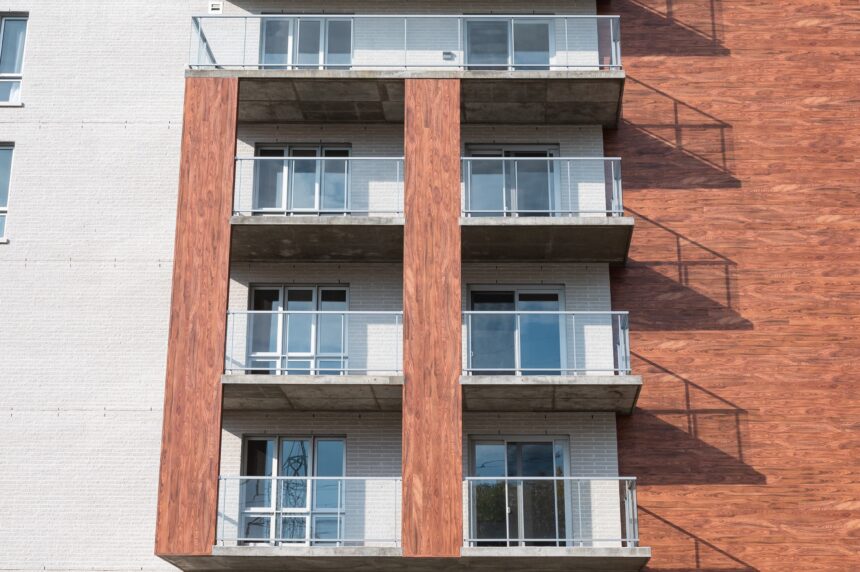 vue-proche-batiment-immeuble-revetement-aluminium-texture-bois