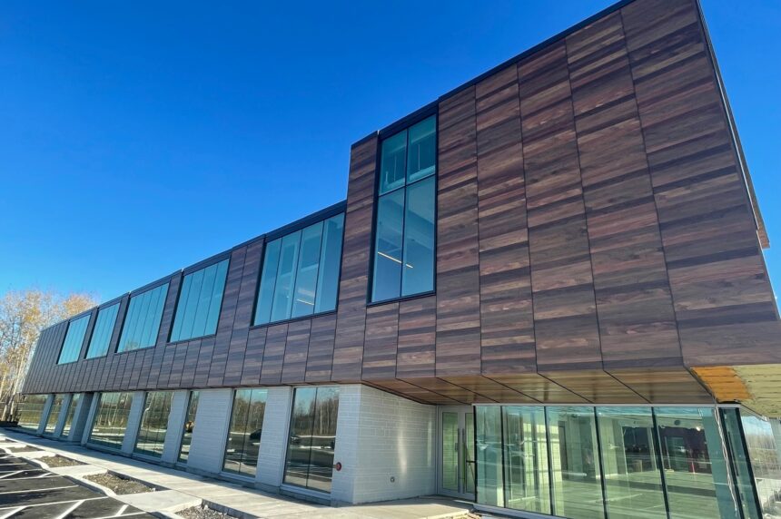 vue-ensemble-batiment-immeuble-revetemnt-aluminium-texture-bois