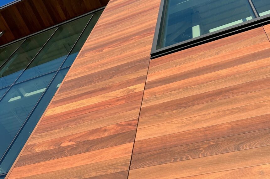 vue-proche-revetement-aluminium-texture-bois
