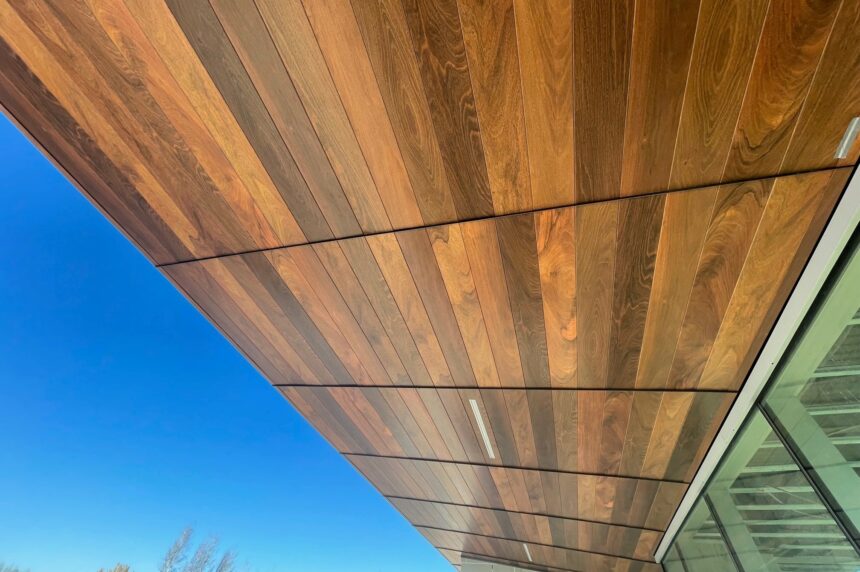 vue-proche-revetement-aluminium-texture-bois