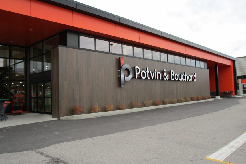 vue-proche-batiment-immeuble-revetement-aluminium-texture-bois-peint-orange
