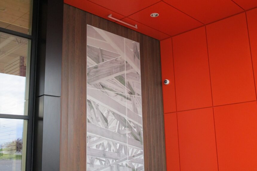 vue-proche-batiment-immeuble-revetement-aluminium-texture-bois-peint-orange