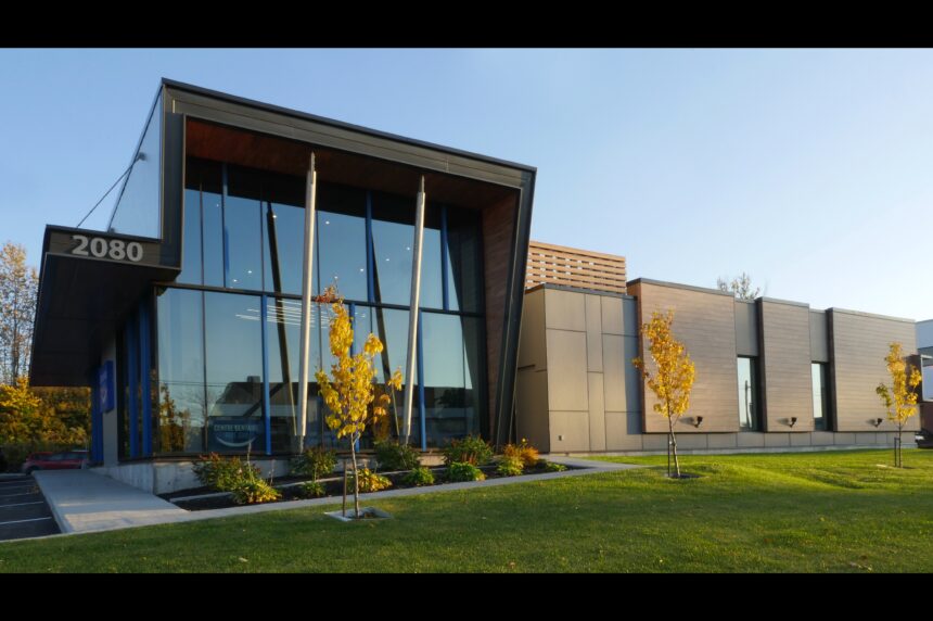 vue-ensemble-batiment-clinique-dentaire-revetement-aluminium-texture-bois