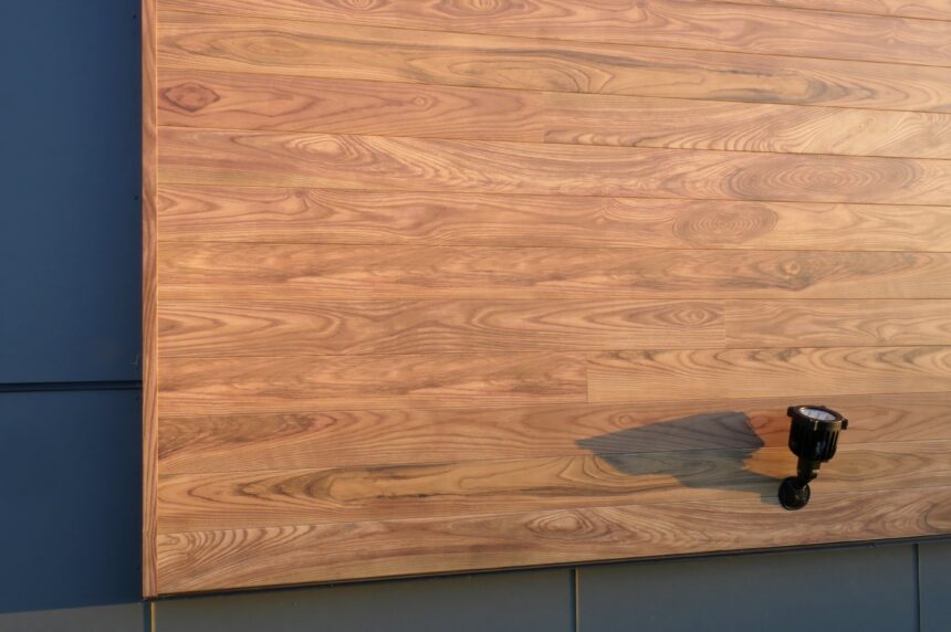 vue-proche-batiment-clinique-dentaire-revetement-aluminium-texture-bois