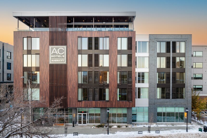 vue-ensemble-batiment-immeuble-revetement-aluminium-texture-bois