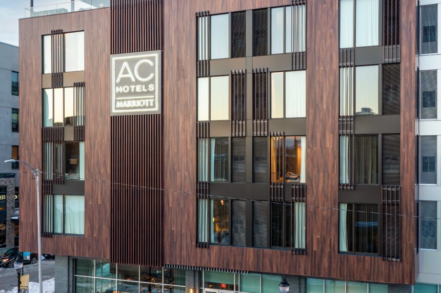 vue-ensemble-batiment-immeuble-revetement-aluminium-texture-bois
