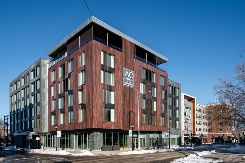 vue-ensemble-batiment-immeuble-revetement-aluminium-texture-bois