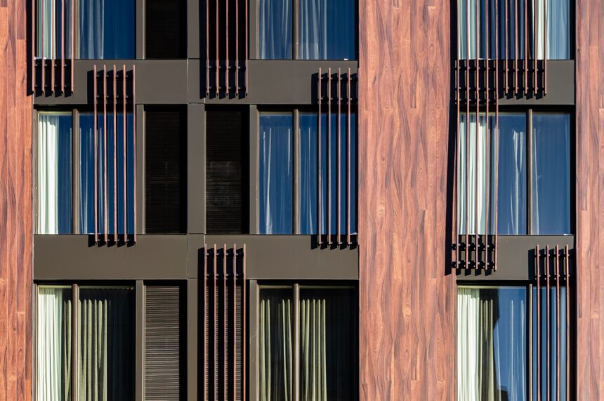 vue-proche-batiment-immeuble-revetement-aluminium-texture-bois