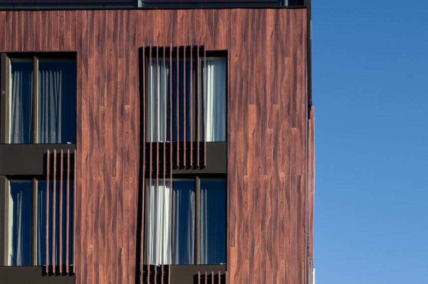 vue-proche-batiment-immeuble-revetement-aluminium-texture-bois