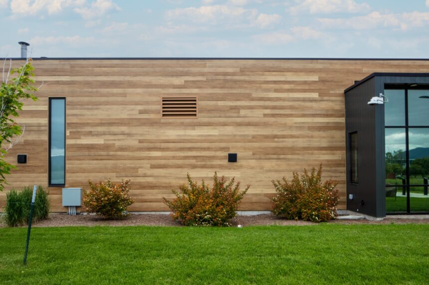 vue-ensemble-immeuble-moderne-planches-aluminium-texture-bois