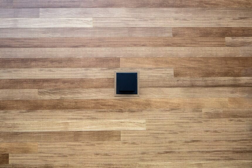 vue-ensemble-immeuble-moderne-planches-aluminium-texture-bois