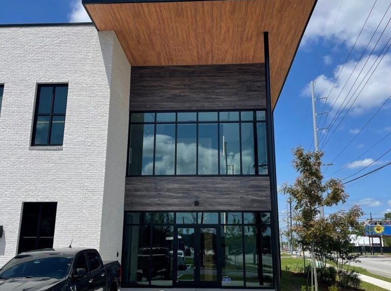 Vue-ensemble-immeuble-moderne-revetement-aluminium-texture-bois