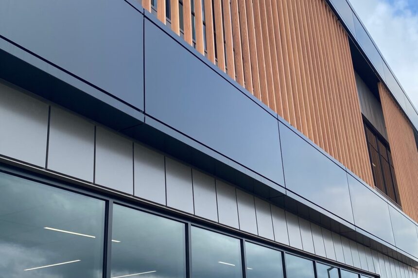 Vue-proche-immeuble-moderne-revetment-aluminium-lattes-aluminium-texture-bois