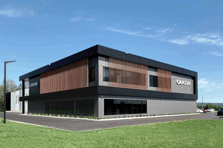 Vue-ensemble-immeuble-moderne-revetment-aluminium-lattes-aluminium-texture-bois