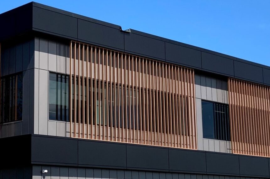 Vue-proche-immeuble-moderne-revetment-aluminium-lattes-aluminium-texture-bois