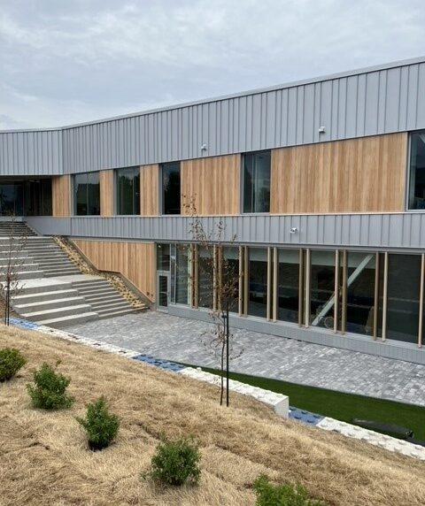 vue-ensemble-batiment-immeuble-revetement-aluminium-texture-bois