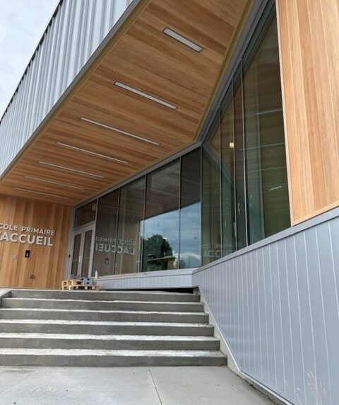 vue-proche-batiment-immeuble-revetement-aluminium-texture-bois