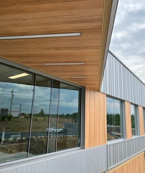 vue-proche-batiment-immeuble-revetement-aluminium-texture-bois