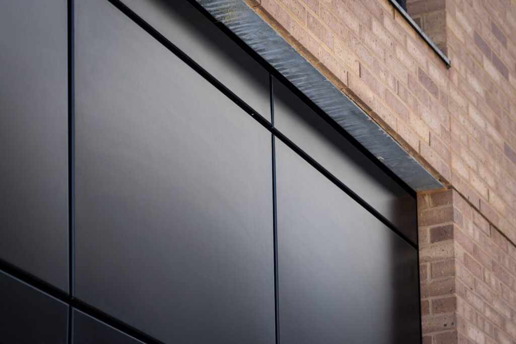 vue-cote-immeuble-panneaux-aluminium