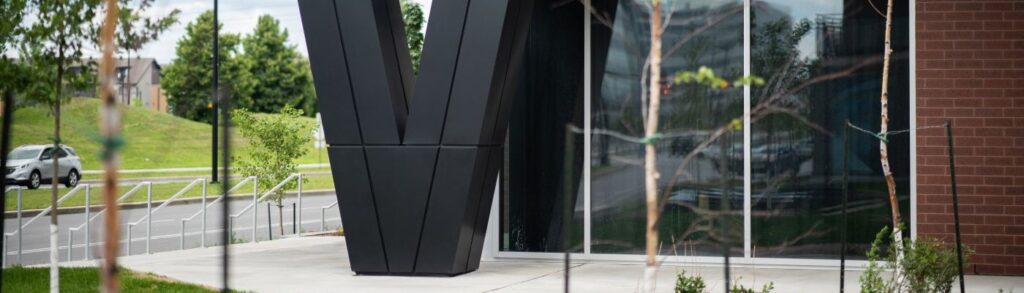 vue-proche-immeuble-moderne-panneaux-aluminium-noir
