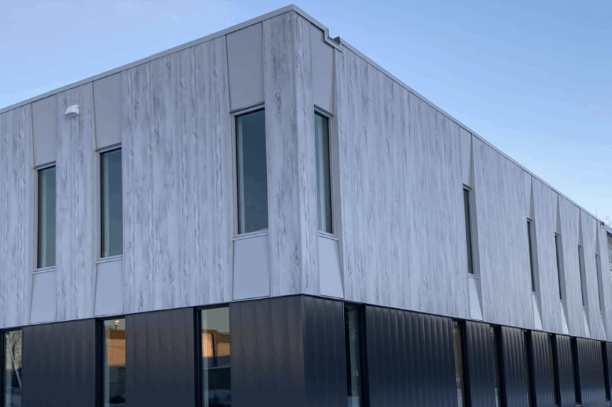 vue-proche-batiment-planches-aluminium-grise
