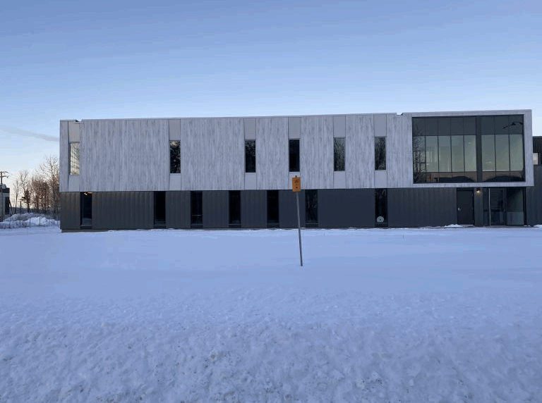 vue-ensemble-batiment-planches-aluminium-grise