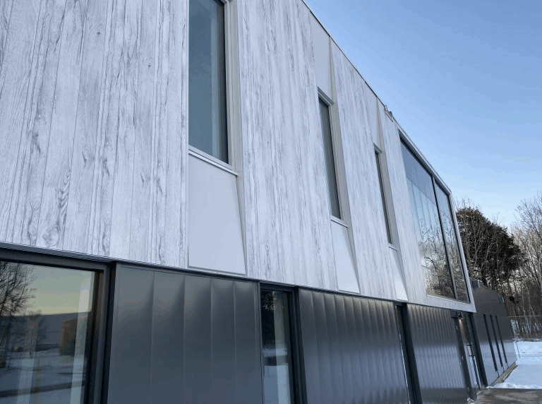 vue-proche-batiment-planches-aluminium-grise