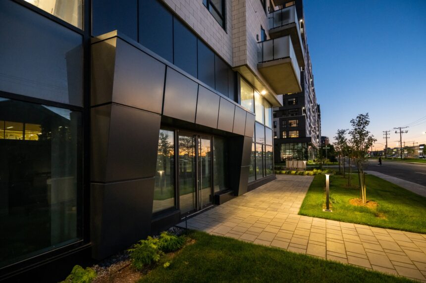 vue-ensemble-batiment-moderne-revetement-aluminum-texture-bois-gris