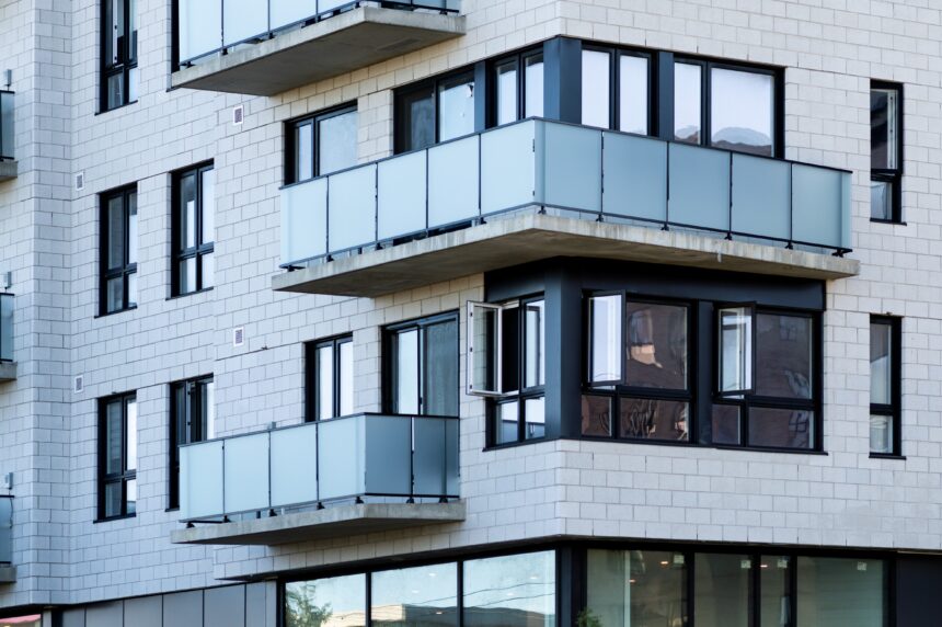 vue-ensemble-batiment-moderne-revetement-aluminum-texture-bois-gris