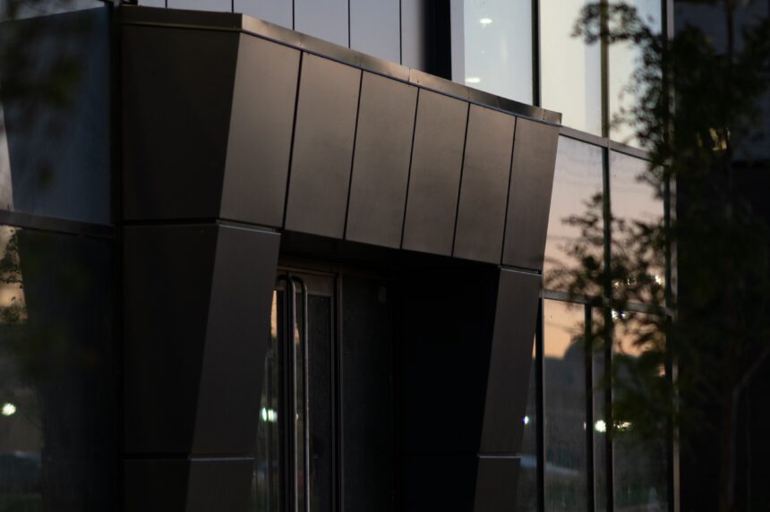 vue-ensemble-batiment-moderne-revetement-aluminum-texture-bois-gris