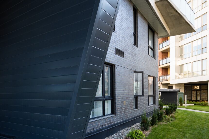 vue-ensemble-batiment-moderne-revetement-aluminum-texture-bois-gris