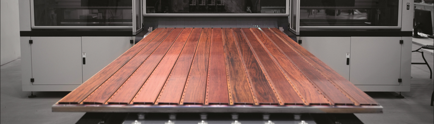 planches-aluminium-texture-bois-usine