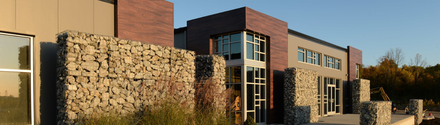 vue-ensemble-immeuble-moderne-planches-aluminium-texture-bois