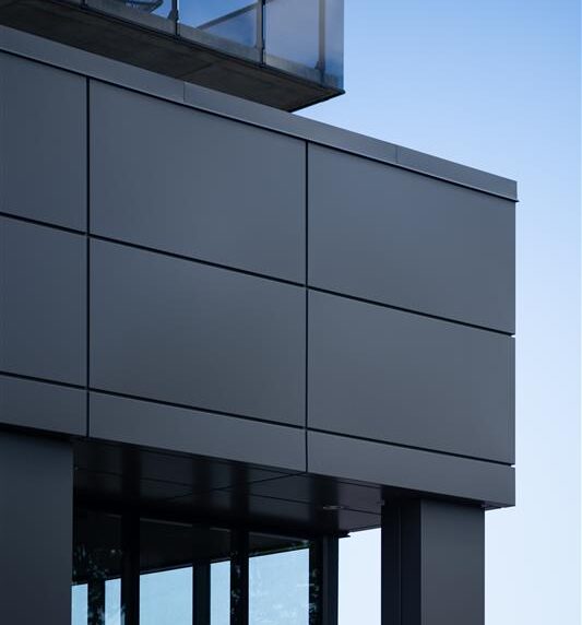 vue-ensemble-immeuble-moderne-panneaux-aluminium