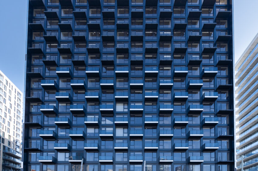 vue-ensemble-immeuble-moderne-panneaux-aluminium