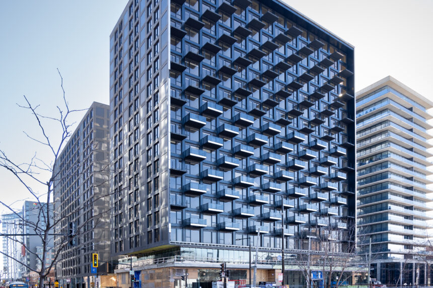 vue-ensemble-immeuble-moderne-panneaux-aluminium