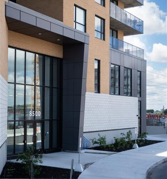 vue-ensemble-immeuble-moderne-panneaux-aluminium