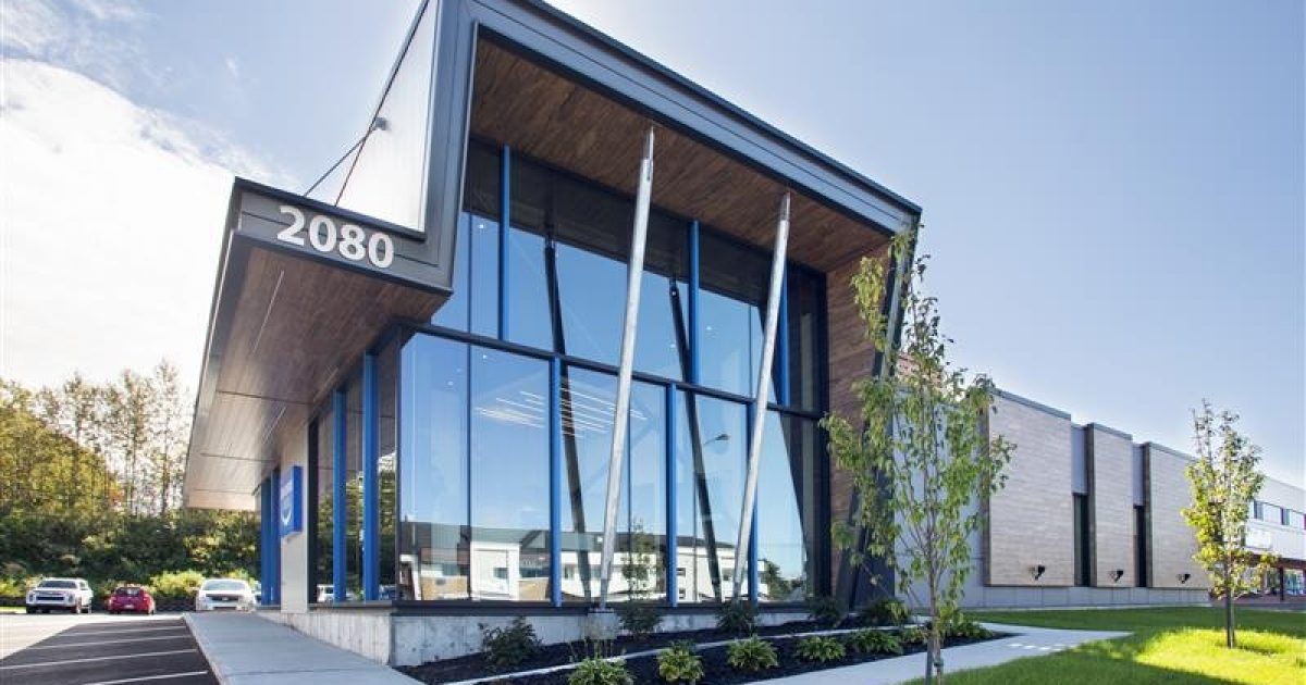 vue-ensemble-batiment-clinique-dentaire-revetement-aluminium-texture-bois