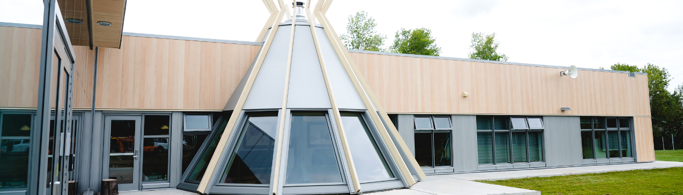 Ecole-vue-cote-planches-aluminium-texture-bois