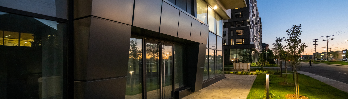 vue-ensemble-batiment-moderne-revetement-aluminum-texture-bois-gris