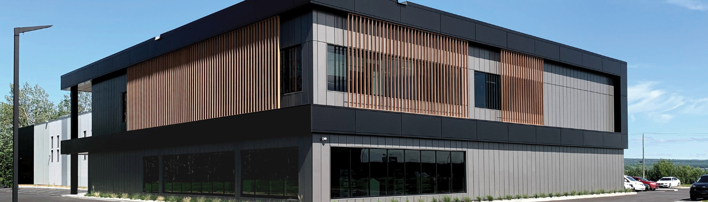 Vue-ensemble-immeuble-moderne-revetment-aluminium-lattes-aluminium-texture-bois