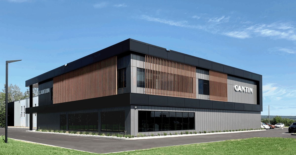 Vue-ensemble-immeuble-moderne-revetment-aluminium-lattes-aluminium-texture-bois