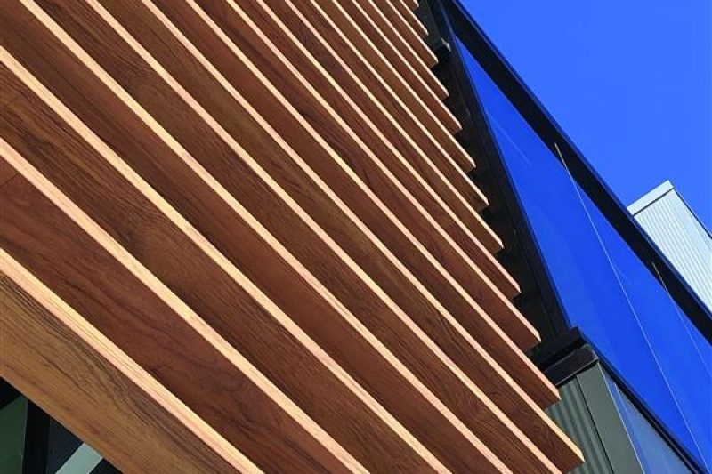 vue-cote-immeuble-lattes-aluminium-assemblees-texture-bois
