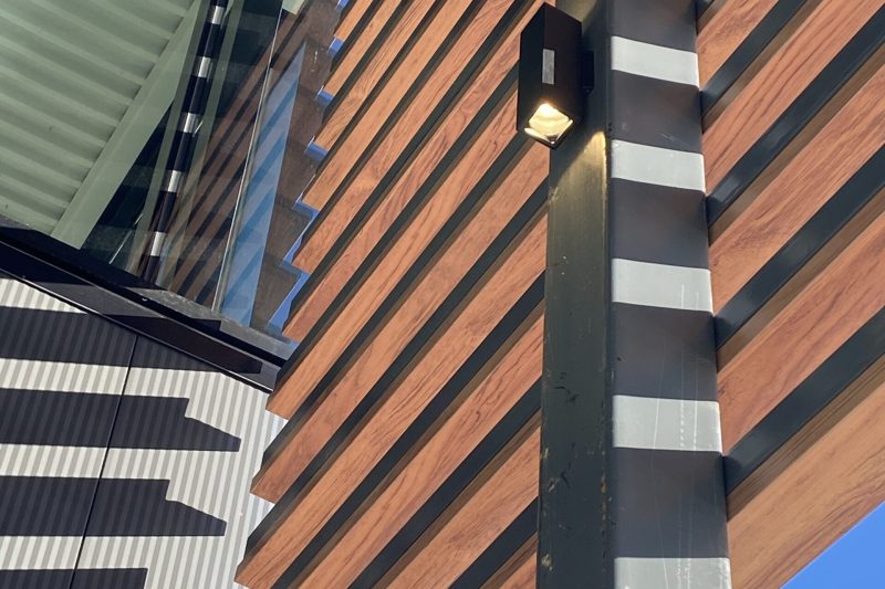 vue-cote-immeuble-lattes-aluminium-assembles-texture-bois