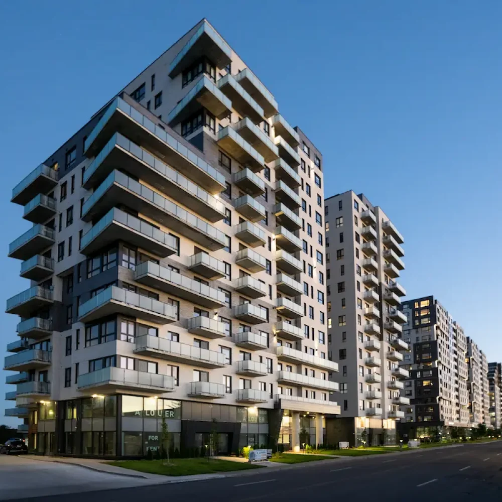 vue-ensemble-batiment-EQ8-plein-pied-avec-ciel-panneaux-aluminium-plies-peints