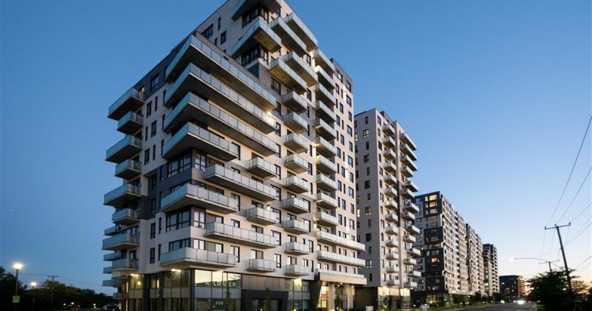 vue-ensemble-batiment-moderne-revetement-aluminum-texture-bois-gris