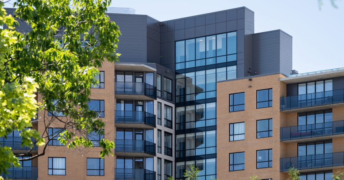 vue-ensemble-immeuble-moderne-panneaux-aluminium