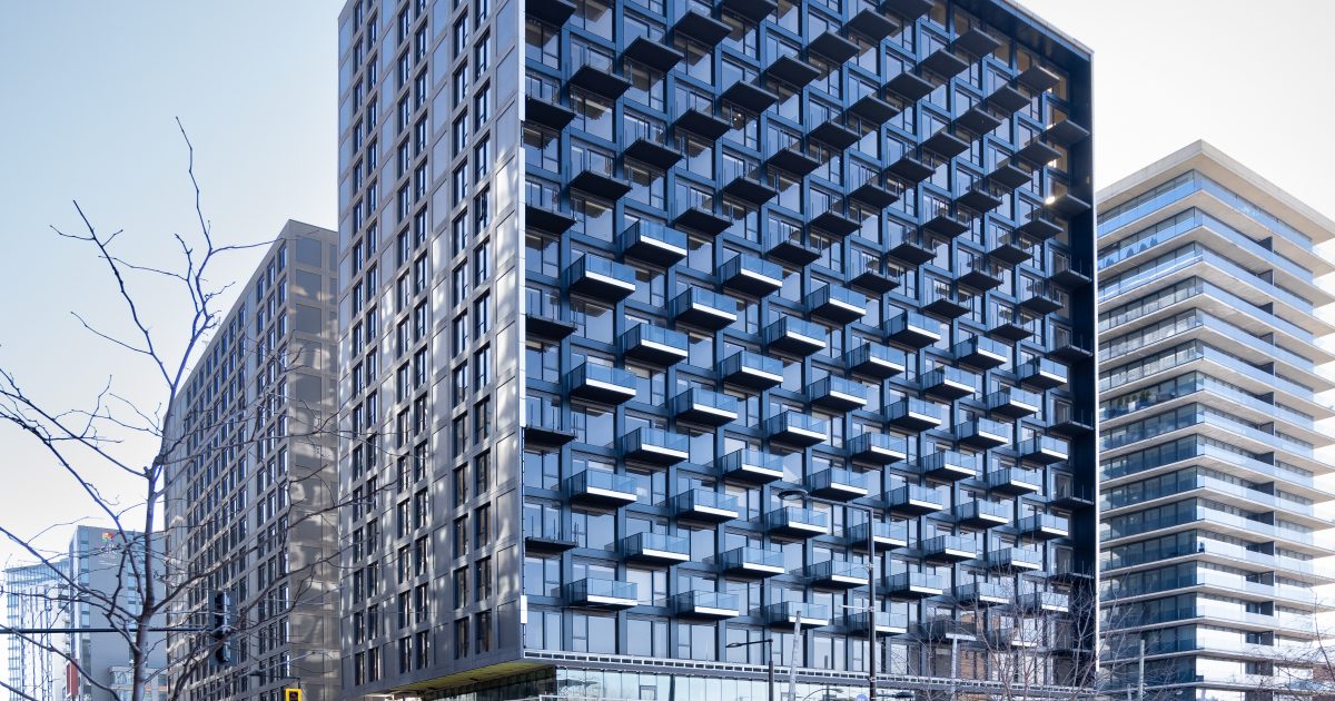 vue-ensemble-immeuble-moderne-panneaux-aluminium